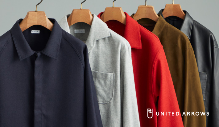 一枚で様になる上品トップス