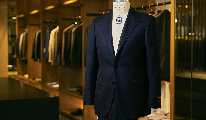 随一のオーセンティック。至高のネイビーカラーで刷新されたUAオリジナルスーツ。