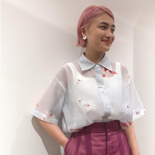 【WOMEN'S】爽やかなブルーシャツをスタイリングの主役に