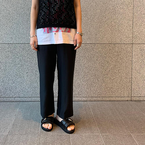 リラックスムードなイージーパンツ