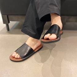 今期はレザーサンダルが気分?