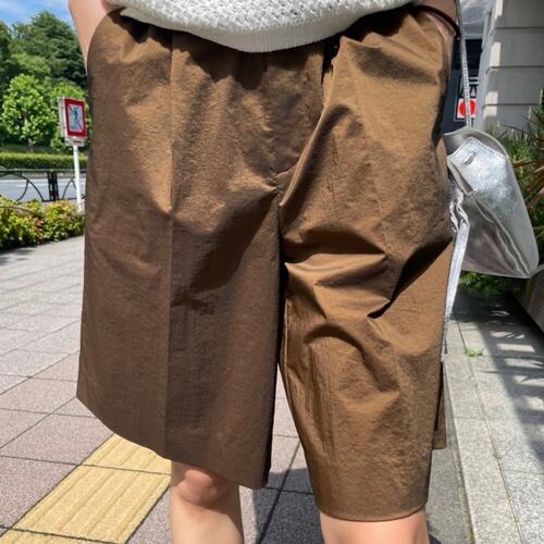 ハーフパンツのレディーな着こなし