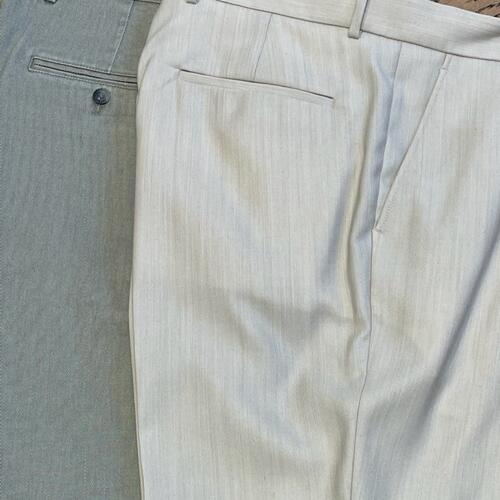 通年着用できるスラックス