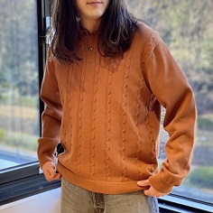 今気になるニットポロ。