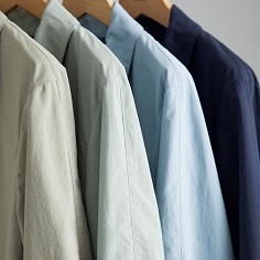 春の長雨にコート。