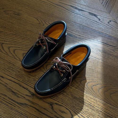 夏にはきたいネイビーレザーのTimberland