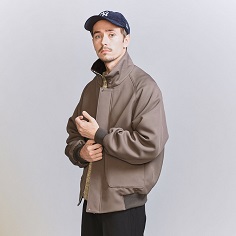 バルーンシルエットのライトブルゾン