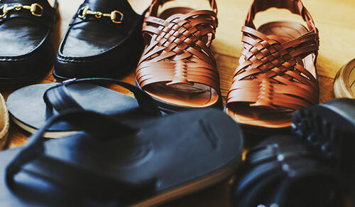 BUYNOWー素足で履けるサンダルで、足元から夏スタート。ー