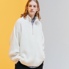 "今年気分？大人見えするハーフジップニット"