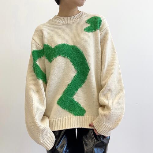 "「それどこの？」と聞きたくなる主役ニット"