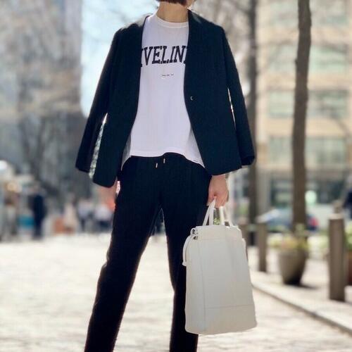 大人のモノトーンコーデで落ち着いた女性に。メイクも合わせておしゃれ度アップ