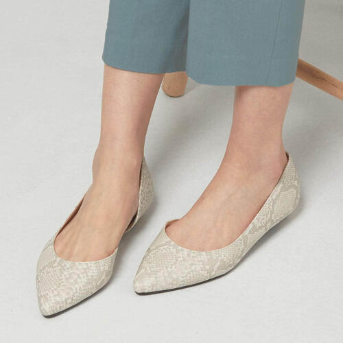 パンプスが脱げる原因とは。対策方法を知って普段のコーデにも取り入れよう