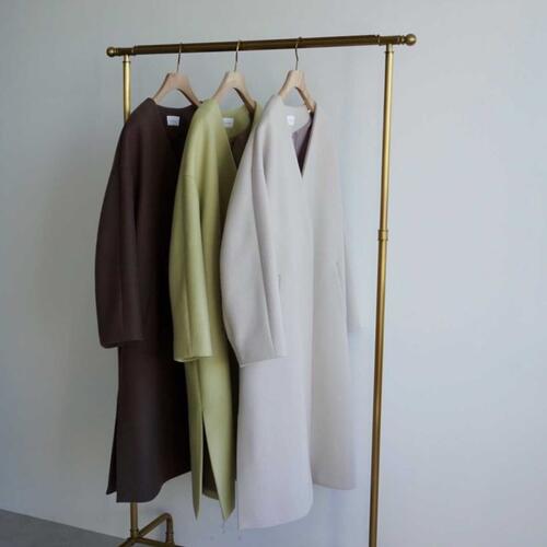 【New in】羽織るだけで旬顔!ノーラペルコート