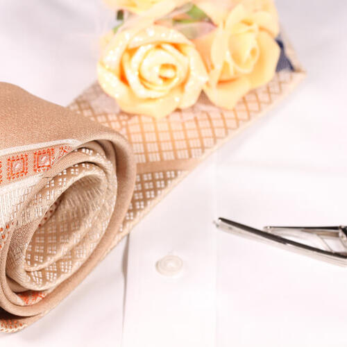 大切な人に贈るネクタイピンの選び方とは。付ける位置などの使い方も解説