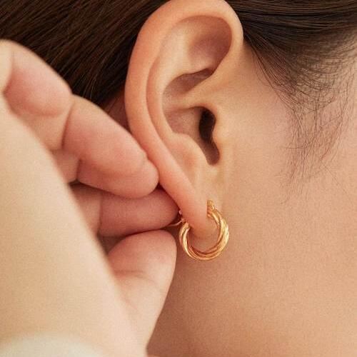 ピアスの種類や特徴を紹介！ 自分に合ったデザインで顔周りを印象的に