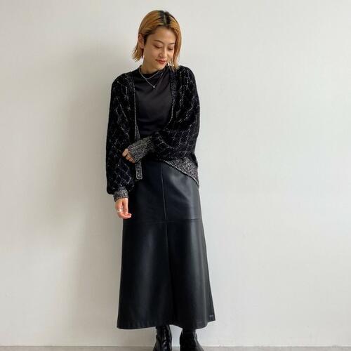 ブラックコーデをおしゃれに魅せるコツとは。おすすめの差し色やコーデ例も紹介