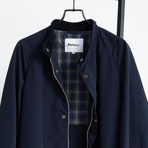 【BUYER'S CHOICE】＜Barbour＞の代名詞「コーデュロイ襟」ではない、フレンチ×ミリタリーな別注アウター