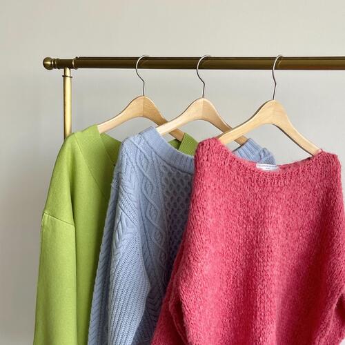 気分が上がる！カラーニットの着回しコーデ