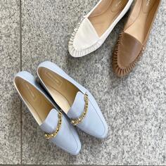 足当たりの良いフラットシューズ、揃ってます。