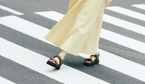 きれいめスタイリングにも似合う、スポサンライクなサンダル。