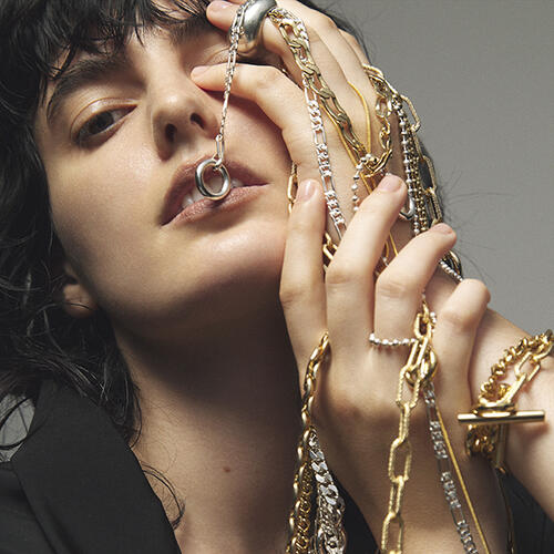 独特の存在感で魅了するアクセサリー