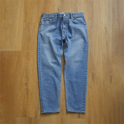 薄い色のジーンズ