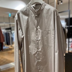 大人っぽく、上品なシャツ