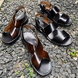 足元にレザーを