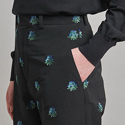 アザミの刺しゅうを引きたてて