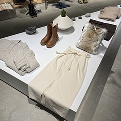 リバーコートを軽やかに羽織る