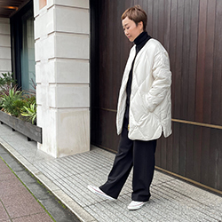 ミドル丈ダウンで旬な着こなしを