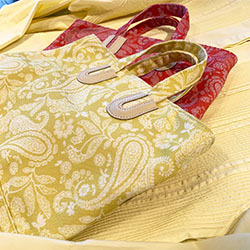 華やかなトートバッグで、気持ちも華やかに