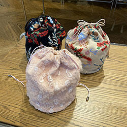 チュールと刺しゅうで華やかな装いに