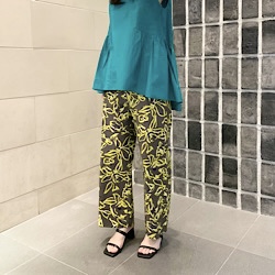 パッと目を引くフローラルパンツ