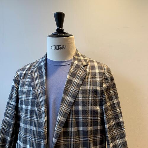 暑い時期に選ぶジャケット