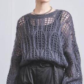 レイヤードスタイルを楽しむニット