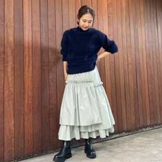 人気のスカートに新色が入荷