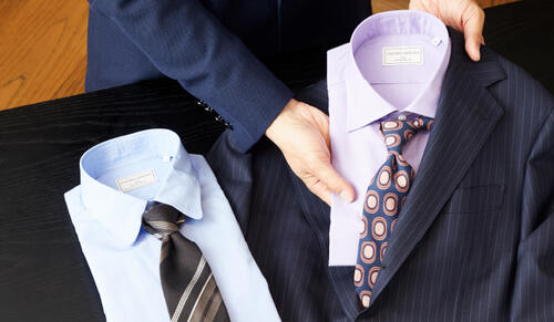 定番スーツも、カラーシャツで新鮮に