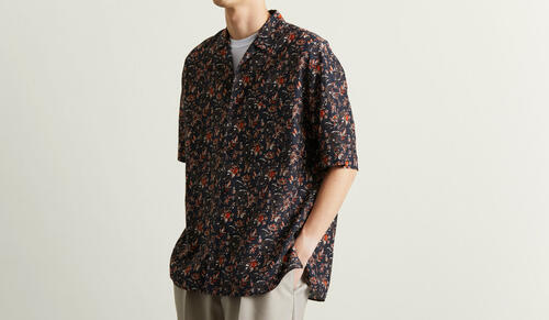 華やかなデザインの、夏の半袖シャツ
