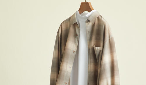 シャツを羽織って、軽やかな着こなしに
