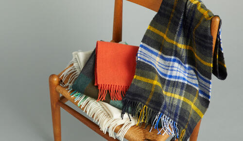 映えるコーディネートは、鮮やかなマフラーで