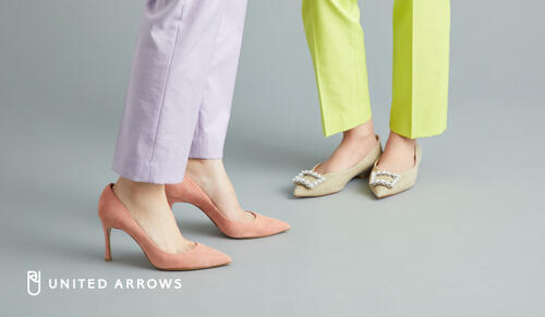 上品カラーパンツと華やかシューズ