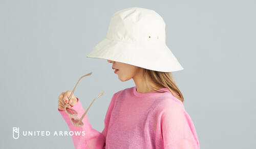 春夏コーデを楽しむハットとサングラス