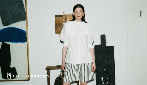 顔周りが華やかに 大人の甘めトップス