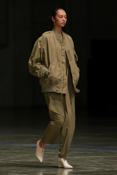 画像⑧HYKE_SS23_Look39s.jpg