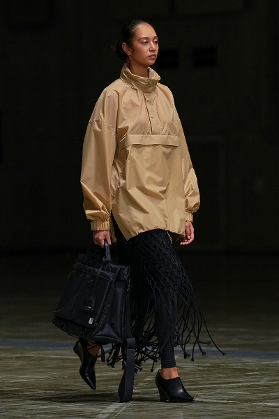 画像⑤HYKE_SS23_Look27s.jpg