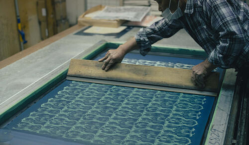 江戸時代から受け継がれる匠の技、「京プリント」の真髄に迫る。