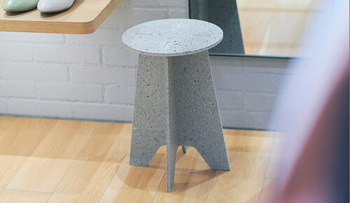 廃棄衣類がスツールに変貌。ファッション由来の新素材「PANECO®」とは。