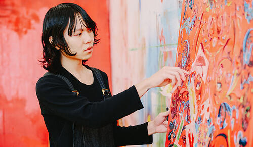 アナログとデジタルを駆使して描かれる作品。 緻密な作品を描く中西 伶が、絵の中に込めたもの。