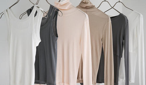 「フィータ」の新作カットソーにみる、草木染めの染色技術とディレクターの想い。